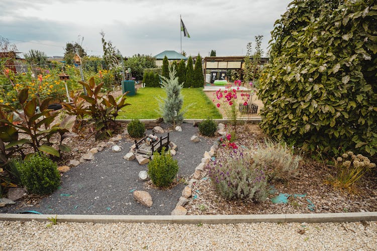 Espace de vie extérieur avec jardin verdoyant